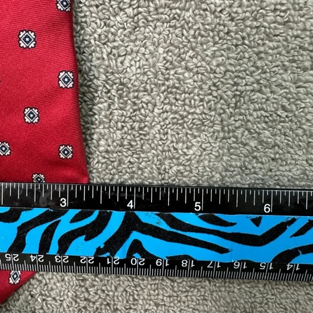 Austin Reed Regent Street London Mens Red Medallion Geometric Silk Necktie Tie